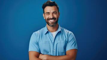 sorridente ritratto di fiducioso bello maschio idraulico, maestro nel uniforme foto