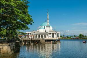 Masjid India, galleggiante moschea collocato nel kuching città, sarawak, est Malaysia foto