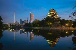 mastio principale del castello di hiroshima, noto anche come castello delle carpe, a hiroshima, giappone foto