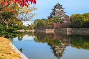 mastio principale del castello di hiroshima, noto anche come castello delle carpe, a hiroshima, giappone foto
