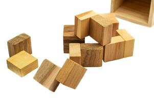 di legno cervello cubo. di legno puzzle fatto su di parti isolato su un' bianca sfondo. attività commerciale successo concetto. disposizione per presentazione. foto