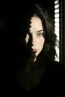 un' donna nel il buio con ombre su sua viso generativo ai foto