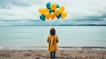 un' donna in piedi su il spiaggia Tenere un' mazzo di giallo e verde palloncini generativo ai foto