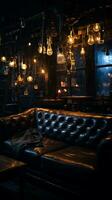 un' nero pelle divano nel un' buio camera con leggero bulbi sospeso a partire dal il soffitto generativo ai foto