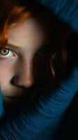 un' giovane ragazza con rosso capelli e lentiggini sotto un' blu coperta generativo ai foto