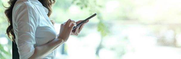 mano ravvicinata di una donna che utilizza lo smartphone, inviando un messaggio di testo