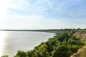 pittoresco pendio della costa del mare in una calda giornata estiva foto