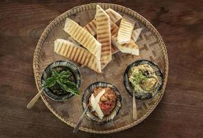 Vegetariano turco mezze snack piatto di tapas su legno rustico ristorante table foto