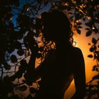 silhouette di un' donna in piedi nel davanti di un' albero a tramonto generativo ai foto