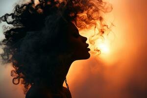 silhouette di un' donna con Fumo In arrivo su di sua capelli generativo ai foto