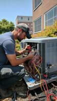 HVAC tecnico manutenzione un aria condizionata unità foto