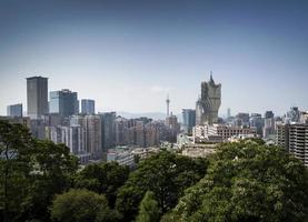 vista dello skyline urbano dalla fortezza di guia con blocchi a torre nella città centrale di macao cina foto