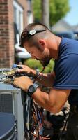 HVAC tecnico manutenzione un aria condizionata unità foto