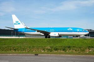 klm passeggeri aereo a aeroporto. programma volo viaggio. aviazione e aereo. aria trasporto. globale internazionale trasporto. volare e volare. foto