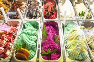 vari gusti di gelato italiano nella vetrina moderna del negozio foto