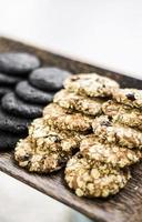 biscotti freschi misti di biscotto d'avena biologico in espositore da forno foto