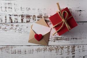 lettera vuota su uno sfondo di legno, concetto di san valentino. foto