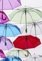 decorazione di ombrelli colorati in città foto