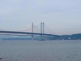 il quarto ponte stradale sul Firth of Forth a Edimburgo foto