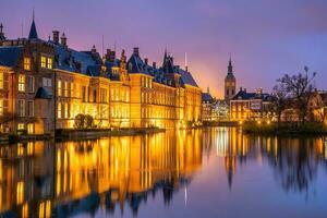 binnenhof castello o olandese parlamento, paesaggio urbano centro orizzonte di aia nel Olanda foto