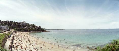 serenità di il riva del mare panoramico Visualizza di trestrignel spiaggia, perros guirec foto