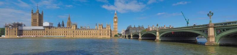 il ponte di westminster e le case del parlamento a londra foto