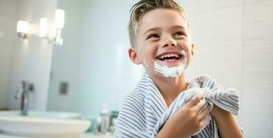 famiglia bambini infanzia crema padre bagno adorabile solidarieta sorridente insieme ragazzo bagnato stile di vita mattina acqua foto