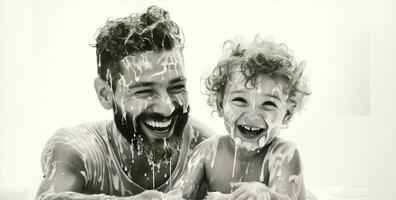 famiglia carino sorridente infanzia padre bambini stile di vita mattina giocoso insieme crema acqua bagno schiuma foto