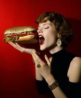 donna pranzo Tenere Affamato dieta cibo veloce moda Sandwich hamburger gustoso sfondo Hamburger foto