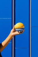 donna veloce pasto veloce cibo giallo blu ritratto arte mano hamburger concetto Sandwich Hamburger foto
