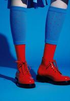 di moda donna rosso moderno alla moda blu stile tendenza concetto colore scarpa sottile foto