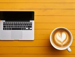 superiore Visualizza il computer portatile con caffè tazza su un' giallo sfondo ai generativo foto