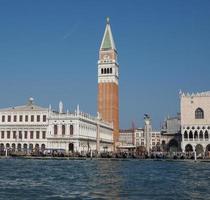 Piazza San Marco vista dal bacino di San Marco a Venezia foto