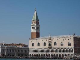 Piazza San Marco vista dal bacino di San Marco a Venezia foto