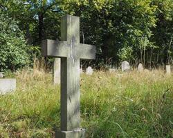 tombe e croci al cimitero gotico foto