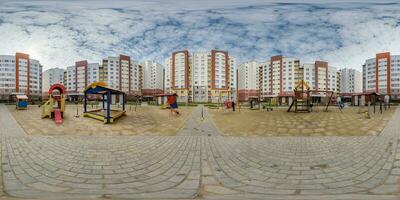 360 hdri panorama vicino terreno di gioco nel mezzo di moderno multipiano Residenziale complesso di urbano sviluppo nel equirettangolare senza soluzione di continuità sferico proiezione, ar vr soddisfare foto