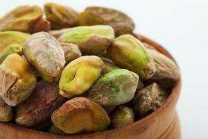 pistacchio noccioline. molti pistacchi isolato su bianca. foto