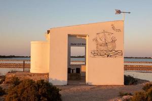 casa bianca con messaggio segui i tuoi sogni, a las salinas. foto