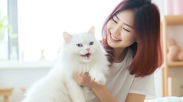 soffice bianca gatto godendo un' governare sessione con un' sorridente proprietario. foto