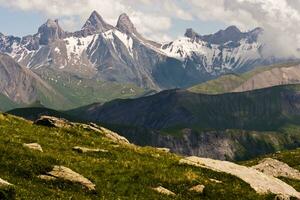 maestoso alpino picchi soggezione ispirando aiguilles d'arves paesaggio nel Savoie foto