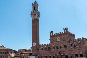 siena torre del mangiare in piazza del campo foto