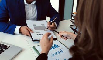 imprenditore uomo d'affari asiatico e donna d'affari che discutono di un nuovo progetto di business in tablet in una riunione moderna in un ufficio moderno, concetto casual business asiatico. foto