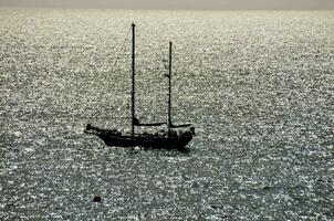 un' barca a vela nel il oceano foto