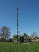 torre dell'antenna cellulare e apparecchiature ricetrasmittenti radio elettroniche foto