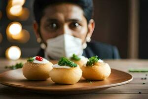 un' uomo indossare un' maschera e un' viso scudo si siede a un' tavolo con tre cibo Oggetti. ai-generato foto