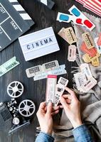 belorechensk, russia 2021- le mani della donna che tengono i biglietti del cinema vintage retrò foto