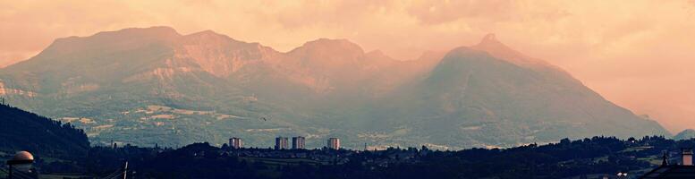 panoramico visualizzazioni di Savoie montagne vicino cameriere foto