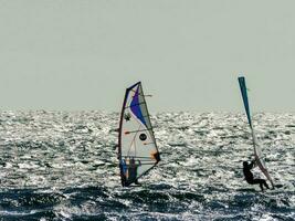 persone windsurf nel il acqua foto