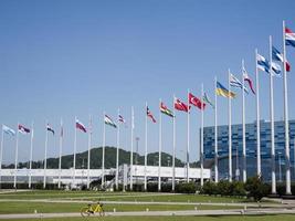 bandiere dei paesi del mondo sui pennoni nel parco olimpico foto