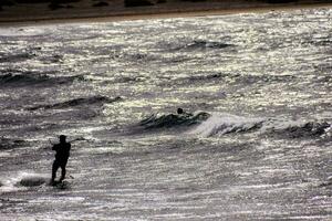 un' persona fare surf nel il oceano foto